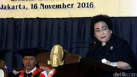 Ketua Dewan Pendiri Yayasan Pendidikan Soekarno Rachmawati Soekarnoputri memberikan orasi ilmiah di acara Wisuda Sarjana XIV Universitas Bung Karno di Balai Sudirman, Jakarta, Rabu (16/11/2016).