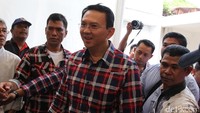 Disana Ahok tampil mengenakan kemeja bermotif kotak-kotaknya yang khas.