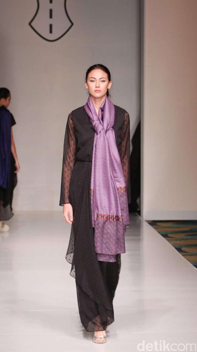 Koleksi fashion show Tuty Cholid Mengangkat tema Love di IPMI Trend Show 2017. Senayan CIty. Jakarta. [Foto: Mohammad Abduh/Wolipop]