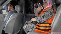 Siti Fadilah diperiksa sebagai tersangka terkait kasus korupsi pengadaan alat kesehatan.