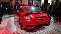 Civic Si ini hadir dengan warna merah Rallye Red Pearl menyala. Prototipe mobil ini memiliki aero kit Factory Performance (HFP) termasuk splitter depan dan belakang dan spoiler belakang, kanlpot ganda poligonal, serta ban 235/35X 19 inci yang membalut pelek forged luminium alloy HFP 19 x XJ 10 palang. Foto: Pool (Motor1)