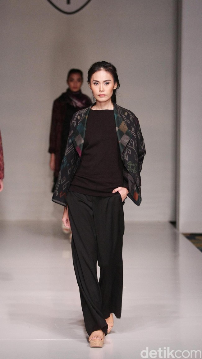 Koleksi fashion show Tuty Cholid Mengangkat tema Love di IPMI Trend Show 2017. Senayan CIty. Jakarta. [Foto: Mohammad Abduh/Wolipop]