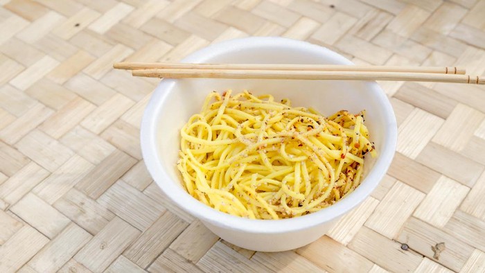 Selain samyang yang dikemas dalam plastik, mi instan yang beredar di Indonesia juga dikemas dalam cup. (Foto: Ilustrasi/thinkstock) Selain samyang yang dikemas dalam plastik, mi instan yang beredar di Indonesia juga dikemas dalam cup. (Foto: Ilustrasi/thinkstock)