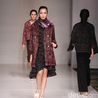 Koleksi fashion show Tuty Cholid Mengangkat tema Love di IPMI Trend Show 2017. Senayan CIty. Jakarta. [Foto: Mohammad Abduh/Wolipop]