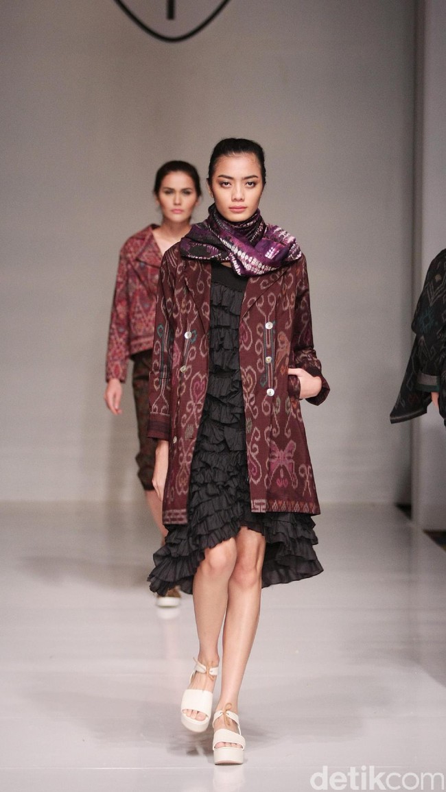 Koleksi fashion show Tuty Cholid Mengangkat tema Love di IPMI Trend Show 2017. Senayan CIty. Jakarta. [Foto: Mohammad Abduh/Wolipop]