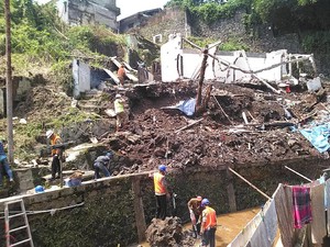 Petugas Singkirkan Material Longsor yang Menutup Sungai di Bandung