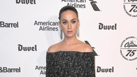 Selanjutnya ia berganti busana menjadi dress dari Lela Rose serta heels hitam. Frazer Harrison/Getty Images/detikFoto.