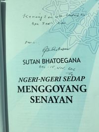 Sutan Bhatoegana beri buku ke Fadli Zon