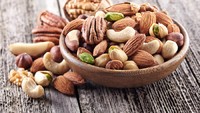 Selanjutnya ganti camilan Anda dengan kacang-kacangan. Kandungan protein dan nutrisi pada kacang mampu menjadi energi serta berperan dalam pembentukan otot. Konsumsi kacang almond, mete hingga walnuts setiap hari. Foto: Getty Images