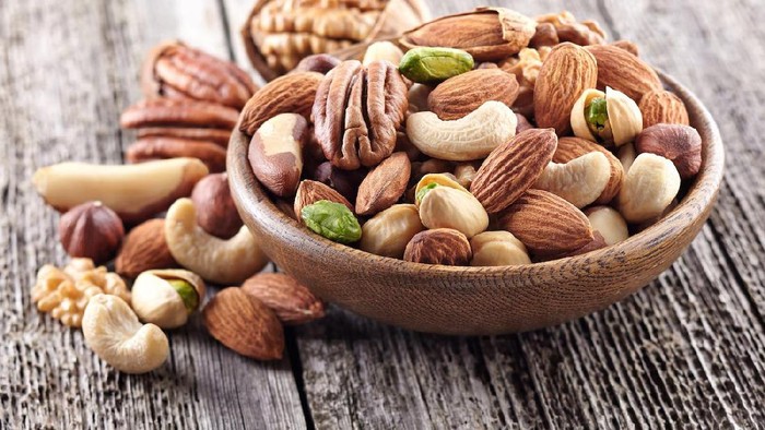 Selain bisa menjadi camilan yang enak untuk dimakan di akhir pekan, kacang dan biji-bijian mengandung asam lemak Omega-3 yang penting untuk melawan peradangan dan protein untuk membantu pertumbuhan otot. Secara umum, kacang dan biji-bijian juga mengandung seng untuk meningkatkan kekebalan tubuh dan pastinya serat yang sangat baik untuk pencernaan. Foto: Getty Images Selain bisa menjadi camilan yang enak untuk dimakan di akhir pekan, kacang dan biji-bijian mengandung asam lemak Omega-3 yang penting untuk melawan peradangan dan protein untuk membantu pertumbuhan otot. Secara umum, kacang dan biji-bijian juga mengandung seng untuk meningkatkan kekebalan tubuh dan pastinya serat yang sangat baik untuk pencernaan. Foto: Getty Images