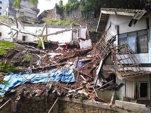 Satu Rumah Tertimpa Fondasi Mes Kuli Proyek Apartemen di Bandung