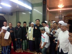 Blusukan ke Pulogadung, Agus Yudhoyono Diajak Tukaran Baju Oleh Warga
