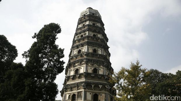pagoda yang berdiri miring berumur 1.200 tahun