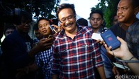 Cawagub DKI Djarot Saiful Hidayat hadir dalam pertemuan tersebut. Djarot hadir dengan mengenakan kemeja kotak-kotak.
