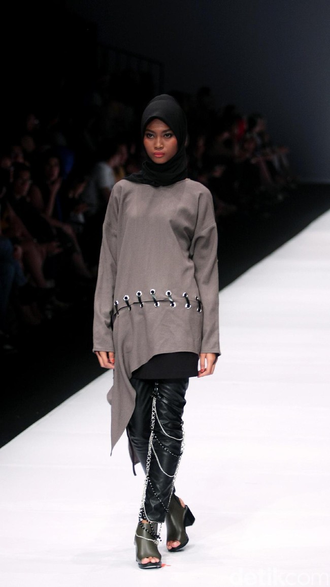 Brand dari Jenahara Black Label mengusung tema Ignis Fatuus di Jakarta Fashion Week 2017. Senayan City. Jakarta. [Foto: Mohammad Abduh/Wolipo