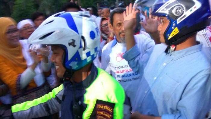 Gaya Anies Numpang Voorijder Saat Kampanye di Cakung