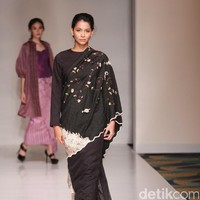 Koleksi fashion show Tuty Cholid Mengangkat tema Love di IPMI Trend Show 2017. Senayan CIty. Jakarta. [Foto: Mohammad Abduh/Wolipop]