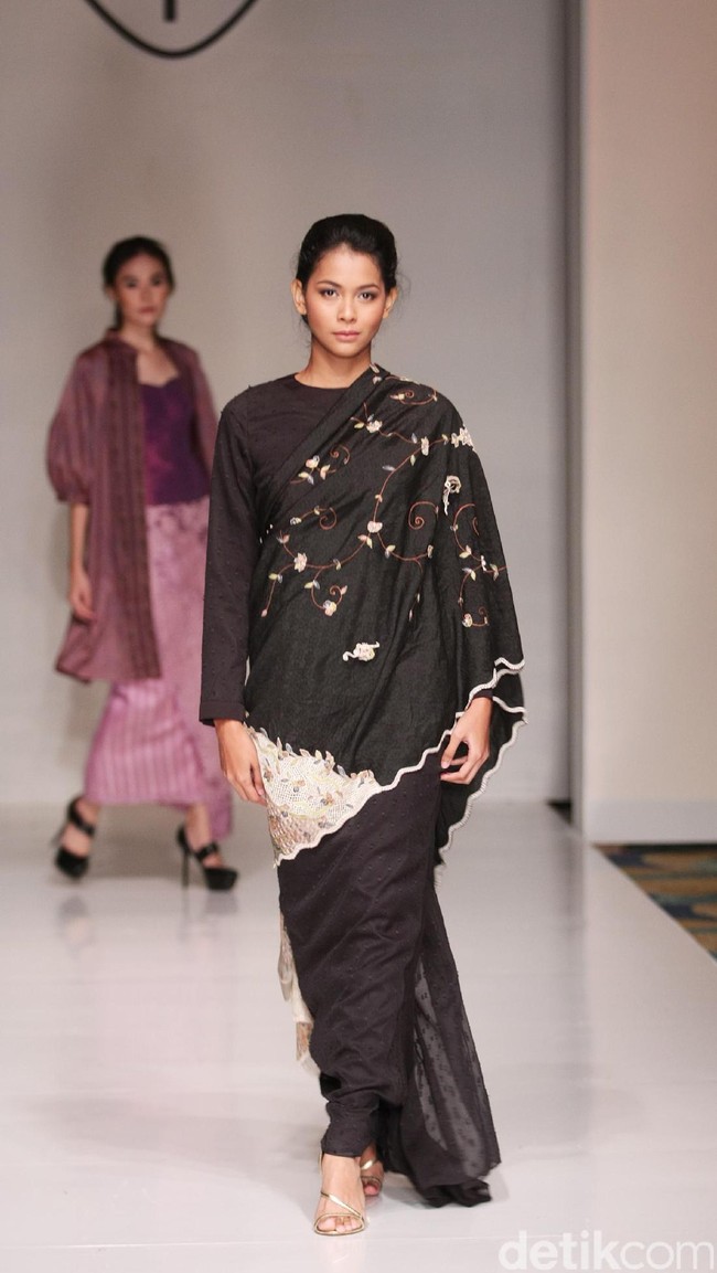 Koleksi fashion show Tuty Cholid Mengangkat tema Love di IPMI Trend Show 2017. Senayan CIty. Jakarta. [Foto: Mohammad Abduh/Wolipop]