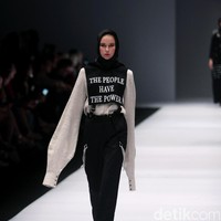 Brand dari Jenahara Black Label mengusung tema Ignis Fatuus di Jakarta Fashion Week 2017. Senayan City. Jakarta. [Foto: Mohammad Abduh/Wolipo