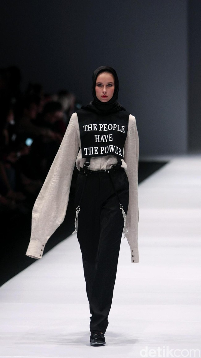 Brand dari Jenahara Black Label mengusung tema Ignis Fatuus di Jakarta Fashion Week 2017. Senayan City. Jakarta. [Foto: Mohammad Abduh/Wolipo