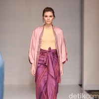 Koleksi fashion show Tuty Cholid Mengangkat tema Love di IPMI Trend Show 2017. Senayan CIty. Jakarta. [Foto: Mohammad Abduh/Wolipop]