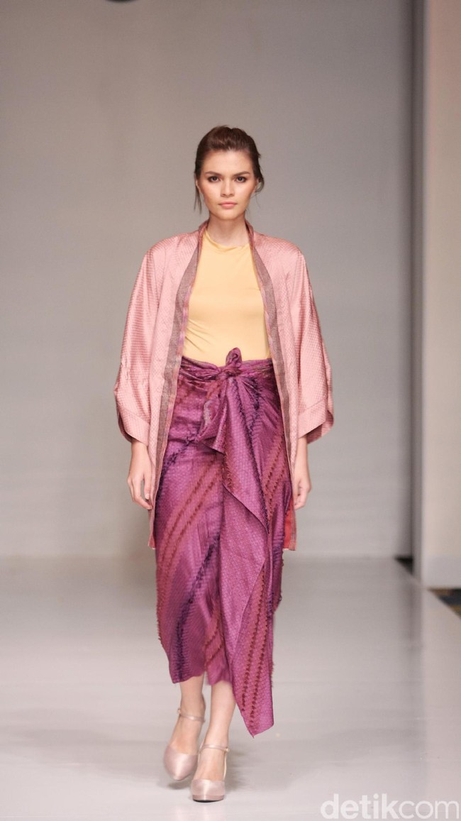 Koleksi fashion show Tuty Cholid Mengangkat tema Love di IPMI Trend Show 2017. Senayan CIty. Jakarta. [Foto: Mohammad Abduh/Wolipop]