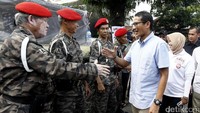 Sandiaga Uno yang tampil kasual mengenakan kemeja biru muda, nampak menyapa sejumlah ormas setempat.