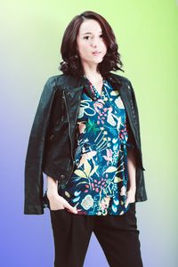 Julie Estelle di Mata Sang Manajer