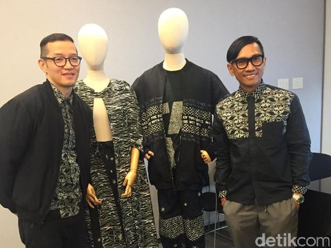 Duo desainer Populo Batik saat memperkenalkan batik 'Star Wars'.