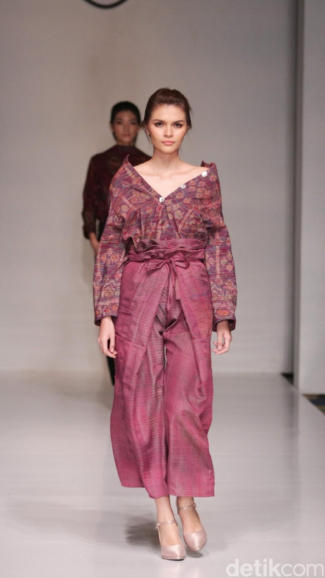 Koleksi fashion show Tuty Cholid Mengangkat tema Love di IPMI Trend Show 2017. Senayan CIty. Jakarta. [Foto: Mohammad Abduh/Wolipop]