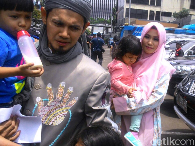 UGB yang Tak Pernah Lupa Ajak Puput Melati dan Sang Buah Hati UGB yang Tak Pernah Lupa Ajak Puput Melati dan Sang Buah Hati