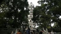 Wisatawan mengunjungi objek wisata Tiger Hill di Suzhou, Tiongkok, Selasa (15/11/2016).