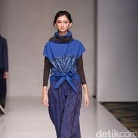 Koleksi fashion show Tuty Cholid Mengangkat tema Love di IPMI Trend Show 2017. Senayan CIty. Jakarta. [Foto: Mohammad Abduh/Wolipop]