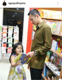 Kala Agus Yudhoyono Pakai Tas Hello Kitty Warna Pink
