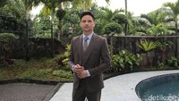Selanjutnya ia tampil dengan setelan jas coklat. Pool/Ismail/detikFoto.