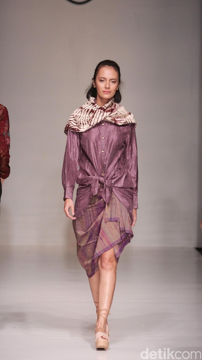 Koleksi fashion show Tuty Cholid Mengangkat tema Love di IPMI Trend Show 2017. Senayan CIty. Jakarta. [Foto: Mohammad Abduh/Wolipop]