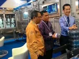 Mesin Ini Bisa Bersihkan 1.500 Tabung Galon Per Jam