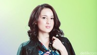 Julie tampil lewat busana milik rumah mode Happa Official.