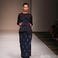 Koleksi fashion show Tuty Cholid Mengangkat tema Love di IPMI Trend Show 2017. Senayan CIty. Jakarta. [Foto: Mohammad Abduh/Wolipop]