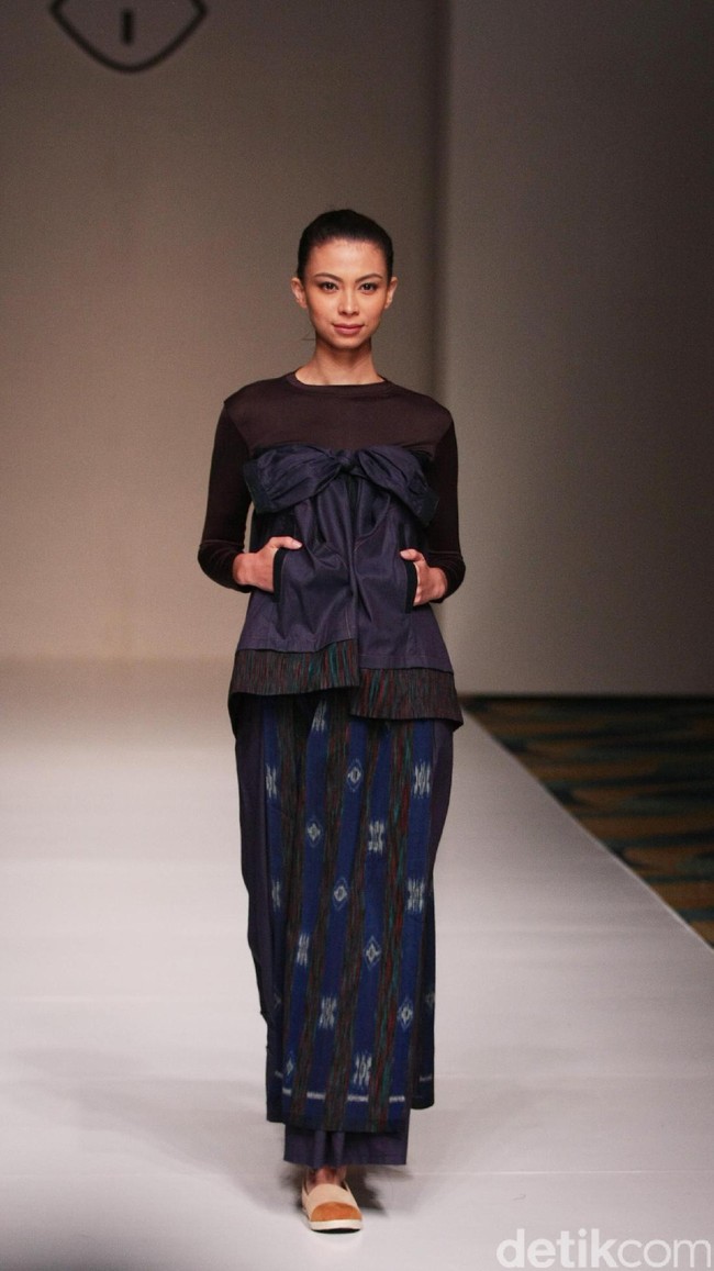 Koleksi fashion show Tuty Cholid Mengangkat tema Love di IPMI Trend Show 2017. Senayan CIty. Jakarta. [Foto: Mohammad Abduh/Wolipop]