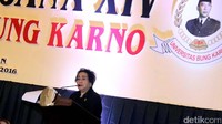 Ketua Dewan Pendiri Yayasan Pendidikan Soekarno Rachmawati Soekarnoputri memberikan orasi ilmiah berjudul Kembali ke UUD 45 Yang Asli.