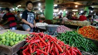 Mulai dari cabai rawit hingga merah dijual di Pasar Jembatan Lima, Jakarta Barat. Menurut pedagang, harga naik akibat cuaca buruk di sejumlah wilayah penghasil cabai.