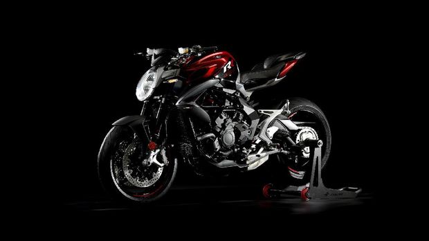 Jago Main Jet Darat, Lewis Hamilton Suka Motor MV Agusta