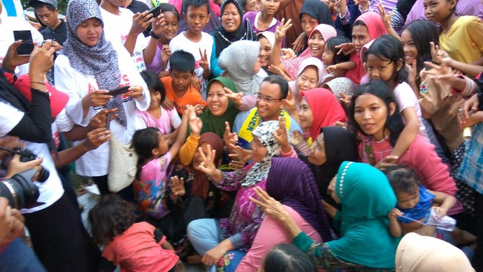 Canda Ibu-ibu di Cakung Saat Anies Baswedan Datang Terlambat