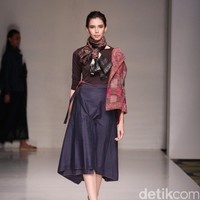 Koleksi fashion show Tuty Cholid Mengangkat tema Love di IPMI Trend Show 2017. Senayan CIty. Jakarta. [Foto: Mohammad Abduh/Wolipop]