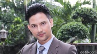 Pose pesinetron berusia 30 tahun itu di depan kamera. Pool/Ismail/detikFoto.