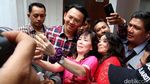 Diumumkan Jadi Tersangka, Ahok Masih Layani Aduan Warga di Rumah Lembang