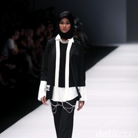 Brand dari Jenahara Black Label mengusung tema Ignis Fatuus di Jakarta Fashion Week 2017. Senayan City. Jakarta. [Foto: Mohammad Abduh/Wolipo