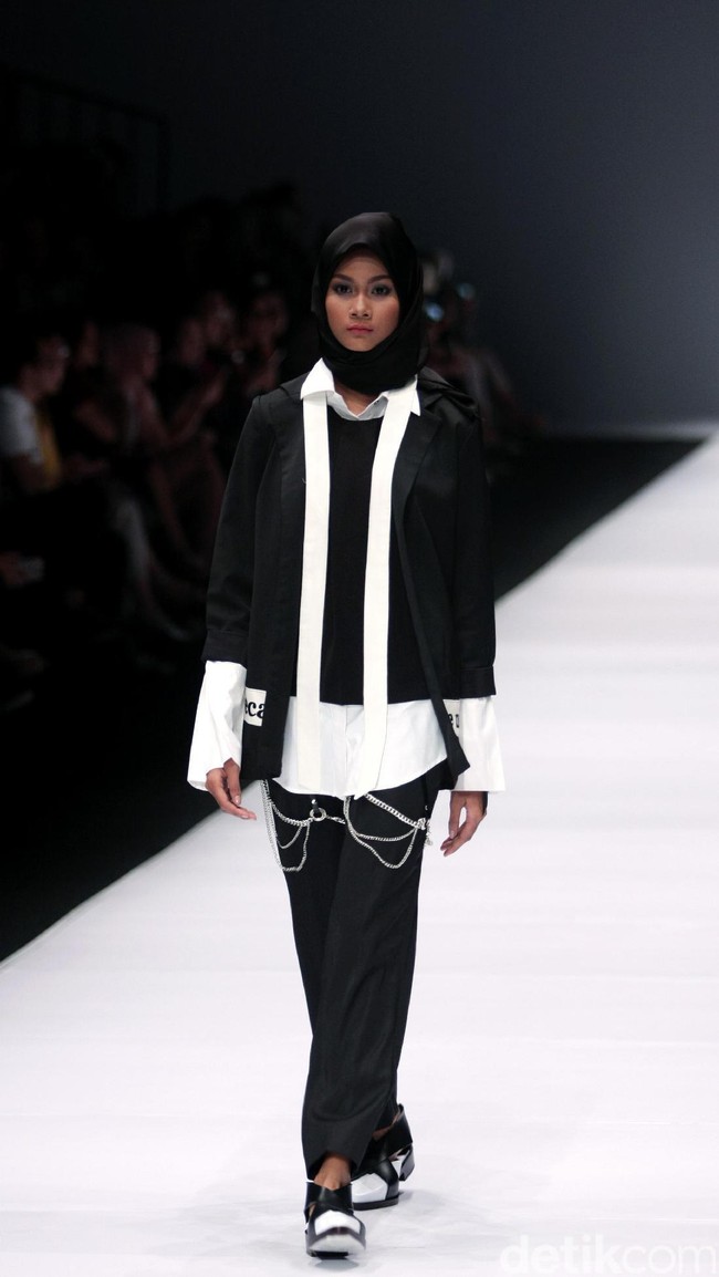 Brand dari Jenahara Black Label mengusung tema Ignis Fatuus di Jakarta Fashion Week 2017. Senayan City. Jakarta. [Foto: Mohammad Abduh/Wolipo