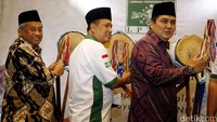 Menristek Dikti M Nasir (tengah) didampingi mantan Mendikbud M Nuh (kiri) dan Sekjen PB NU Helmy Faishal Zaini (kanan) memukul beduk sebagai tanda dimulainya Rakornas Lembaga Perguruan Tinggi Nahdlatul Ulama (LPT NU), Rabu (16/11/2016).